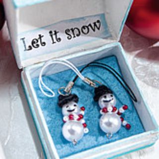 Kleine sneeuwpoppen als een "weggeef"