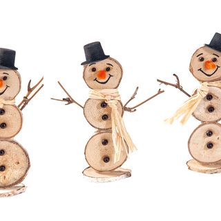 Kleine sneeuwpoppen gemaakt van plakjes schors