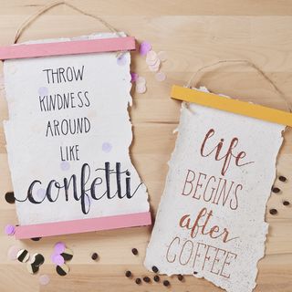 Handgeschept papier met confetti en koffiedik