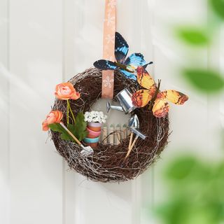 Krans met tuinminiaturen
