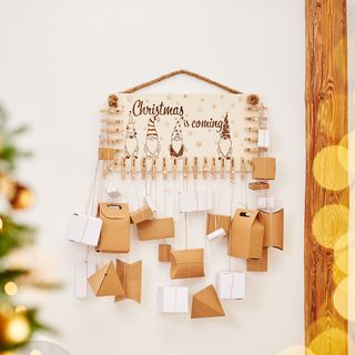 Create an advent calendar with wooden pegs