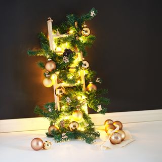 Kerstversierde ladders