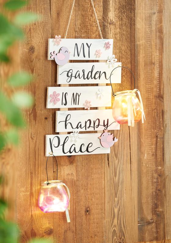 Wegweiser-Schild mit Windlichtern