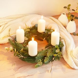 Adventskrans met spar&amp;eucalyptus