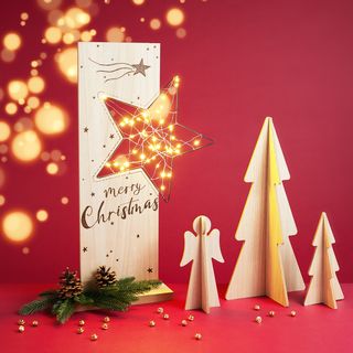 Kerstachtige houten standaard met houtbrander schilderen