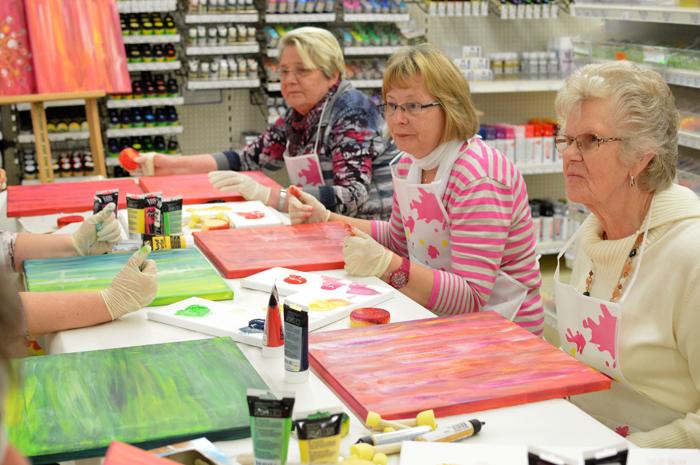 Bastelgruppe zu Besuch bei VBS 2 Die Acrylfarbe ist nun auf dem Keilrahmen