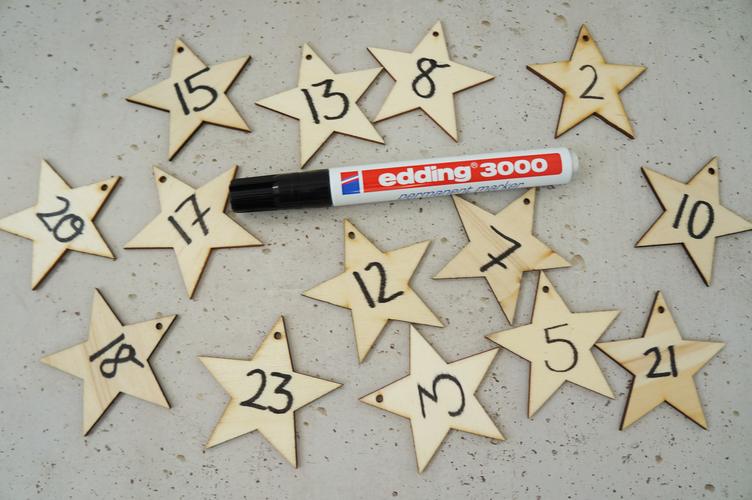Adventskalender 2017: Kalendersterne beschriften Kalendersterne mit den Zahlen beschriften