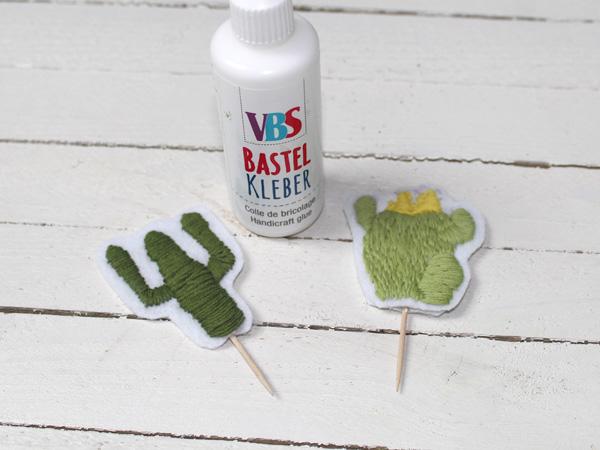 Gestickte Kakteen: kleben Gestickte Kakteen also Dekoidee mit mini Blumentopf