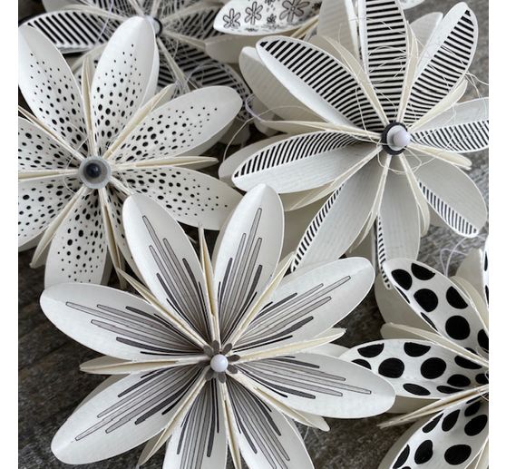 Punching template folding flowers "M"