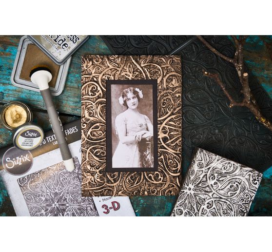 Sizzix A5 3D Embossing sjabloon "Engraved by Tim Holtz"