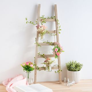 Leiter dekoriert mit Blumenvasen 
