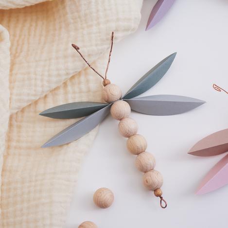 Libellen aus Holzkugeln