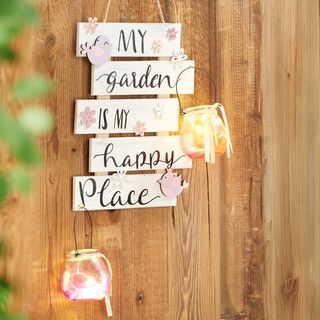 Wegweiser-Schild mit Windlichtern