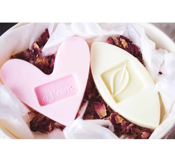 Rose petals, dried