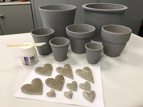 Terracotta pot: Gietfiguren uit de vorm halen