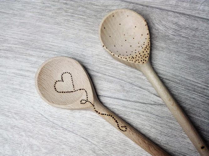 Brandmalerei auf Holzlöffel mit Motiv
