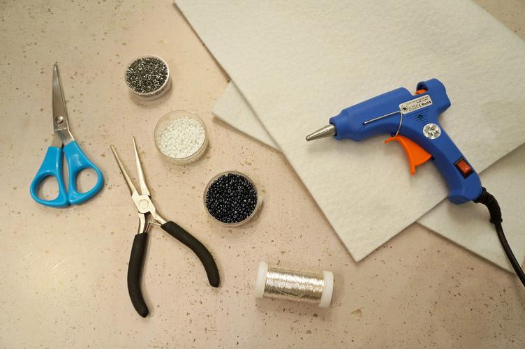 Das benötigte Material für die Perlensterne